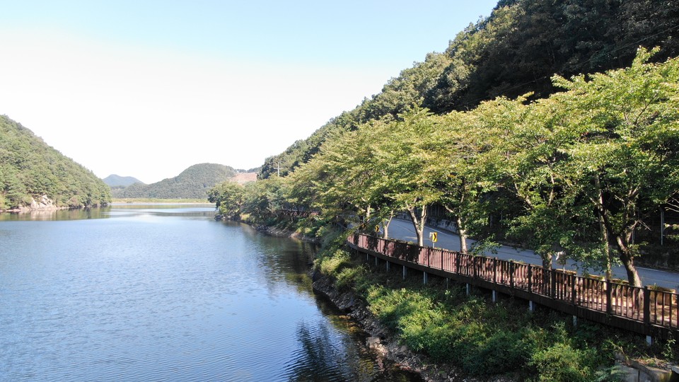 대둔산도립공원 행정저수지 데크.(사진=충남도청)