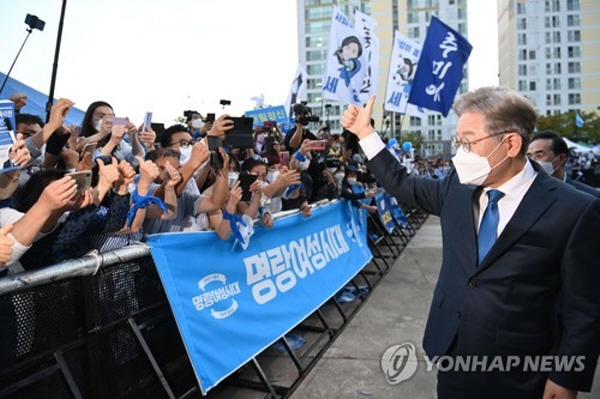 이재명 지사로서는 호남 지역에 조직력과 연고가 거의 없는데다 대장동 건으로 상당수 언론의 집중포화를 맞고 있는 상황에서, 이재명 지사 입장에서 나름 성과를 거둔 셈이다. 광주·전남 경선 결과는 이재명 지사의 사실상 승리, 혹은 최소한 선방 이상이라는 평이다. 사진=연합뉴스