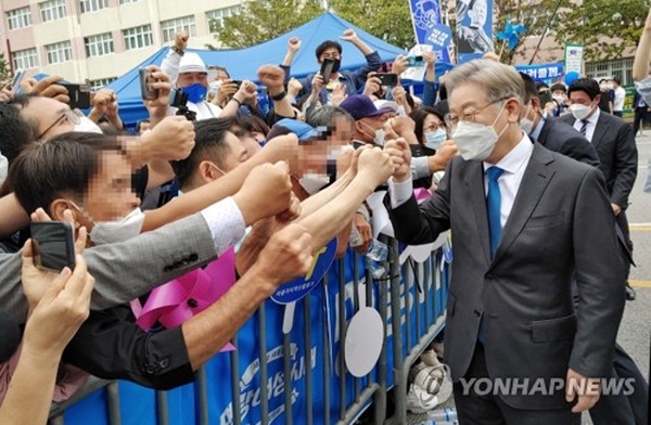 이재명 경기지사가 26일 더불어민주당 대선경선 전북 지역 순회경선에서 과반을 여유있게 넘기며 호남에서도 선두를 지켰다. 전날 이낙연 전 대표가 이재명 지사에 122표 앞섰는데, 전북까지 합산하면 이재명 지사가 6439표를 호남에서 앞선 것이다. 사진=연합뉴스