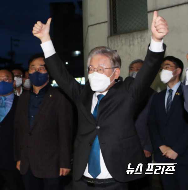 이재명 경기지사가 26일 전북 우석대 체육관에서 열린 민주당 전북 순회경선에서 압승을 거두며 환호하고 있다.(사진=연합뉴스)