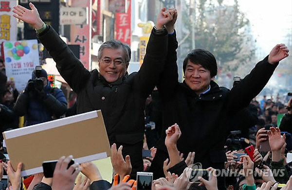 문재인-안철수 후보 간 단일화 과정 등이 있었던 2012년 대선, 당시 단일화 과정과 선거운동 등에서 후유증이 적잖았다. 결국 '아름다운 단일화'는 이루지 못했다. 사진=연합뉴스