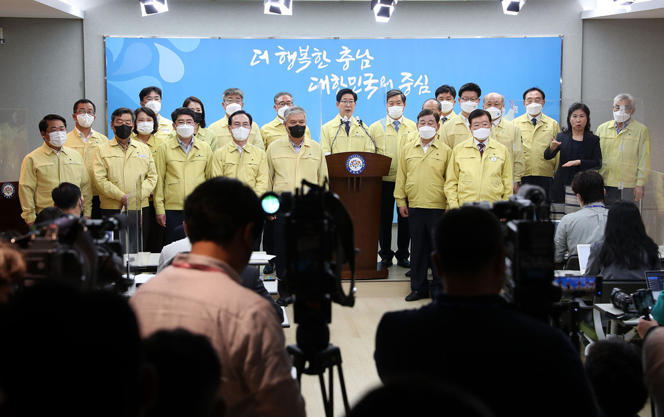 양승조 충남도지사는 27일 도청 프레스센터에서 기자회견을 열고, “장항선 보령 웅천역∼전북 군산 대야역 39.9㎞ 구간 복선전철화가 최근 기획재정부 ‘총 사업비 조정 심의’를 통해 최종 확정됐다”고 밝혔다.(사진=충남도청)