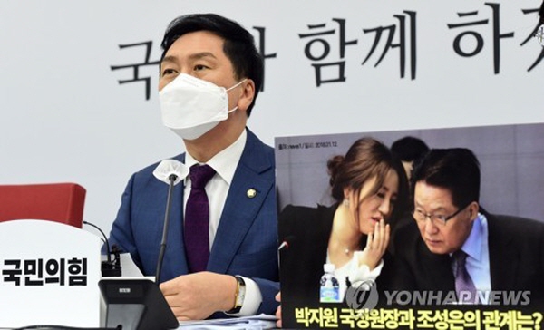 김기현 원내대표는 지난 23일 '고발 사주'가 아닌 '공익제보' 라고 강변했으며, 소위 '최강욱 고발장'의 전달 경로 조사에 대해서도 "조사할 내용 아니다"라며 거부했다. 특히 제보자인 조성은 씨와 박지원 국정원장과의 인연을 거론하며 '물타기'에 나섰다. 국민의힘도 '고발 사주' 건이 흘러가기만을 고대하면서 소위 '침대 축구' 형식으로 나가는 셈이다. 사진=연합뉴스