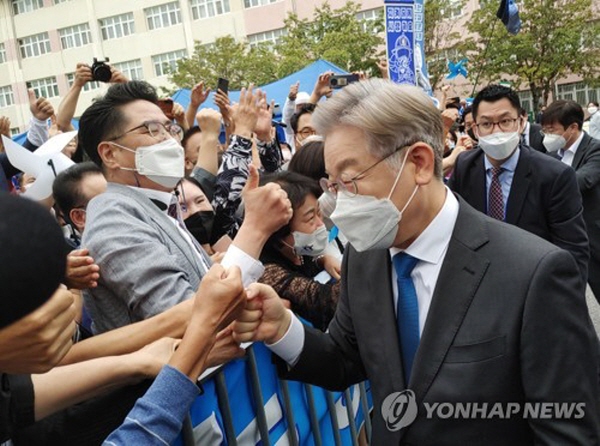 이재명 지사는 성남시 분당구 '대장동' 건이 민영개발업자로부터 5500억원의 개발이익을 환수해 성남시민들에게 돌려준, 매우 이례적이면서도 모범적 정책임을 거듭 강조하고 있다. 또 이를 계기로 개발이익 국민환수제를 제도로 만들 기회로 삼아, 시민들에게 돌려줄 '기본소득' 재원으로도 삼겠다는 원대한 포부까지 드러내고 있다. 사진=연합뉴스