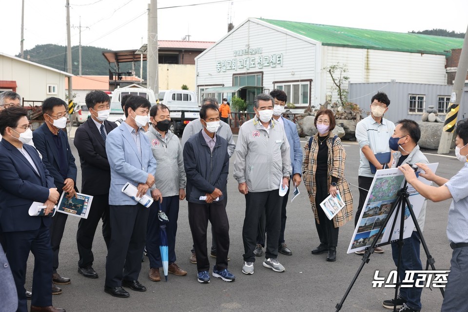 김동일 보령시장 고대도 현장 방문 장면.(사진=보령시청)