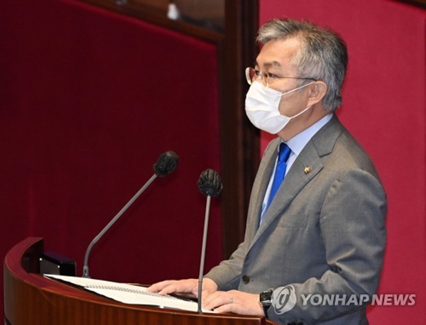 국민의힘 대선주자인 윤석열 전 검찰총장의 '청부 고발' 사주 파문과 관련, 최강욱 열린민주당 대표는 고발장에 이름이 올라간 '피해자'에 해당한다. 윤석열 전 총장 측은 최강욱 대표를 무려 세 차례나 기소해 재판에 넘기는 등, 그를 사실상 '최대의 정적'으로 대했다는 점이다. 사진=연합뉴스