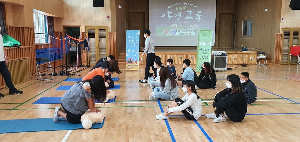 대전교육연수원이 28일부터 대전문성초등학교를 시작으로 오는 12월 7일까지 초등학교 12교, 중학교 5교 총 1051명을 대상으로 하반기 ‘찾아가는 야영안전교육’을 운영한다.(사진=대전시교육청)