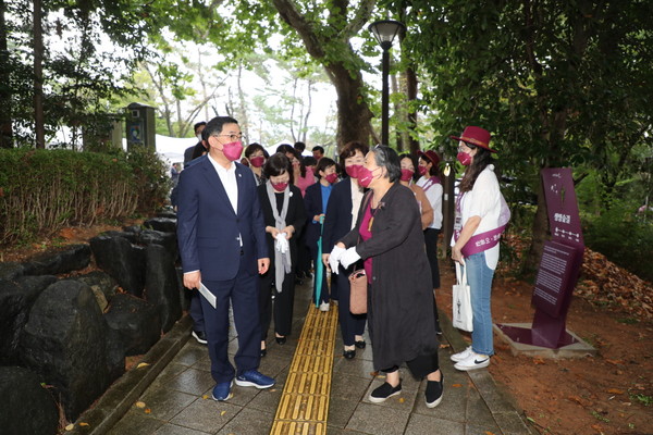 29일 개장한 '이이효재길'을 허성무 창원시장과 참석자들이 걸어보고 있다. 창원시