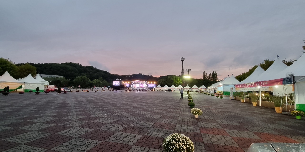 [천안=뉴스프리존]29일 오전 6시 20분쯤 천안흥타령춤축제 행사장이 인적이 끊긴 적막한 모습이다(사진=김형태 기자).