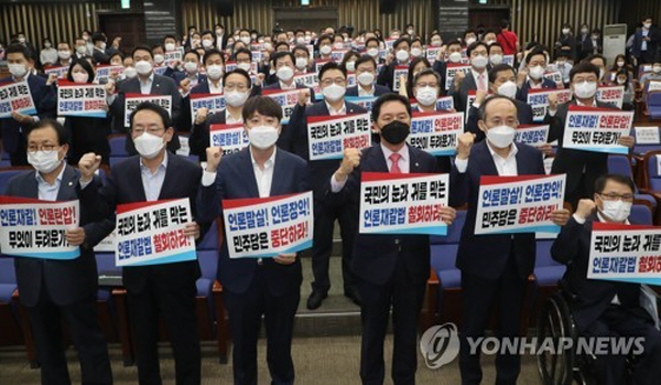 추미애 전 장관은 "모든 보도 행위가 징벌적 손배의 대상이 되어 언론자유를 위축시키는 것처럼 호들갑을 떨었고, 거기에 야당은 부화뇌동하고 여당은 무릎을 꿇은 것"이라고 질타했다. 사진=연합뉴스