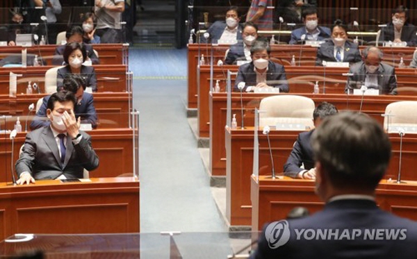 지난달 민주당이 공개한 수정안도 본래 원안보다 대폭 후퇴한 것이다. 언론개혁에 대한 초기 찬성여론이 한때 80%를 찍었을 정도로 시민적 열망이 높았음에도, 이해당사자인 언론-언론단체들과 야당의 반발에 결국 아무 것도 하지 않은 셈이다. 사진=연합뉴스