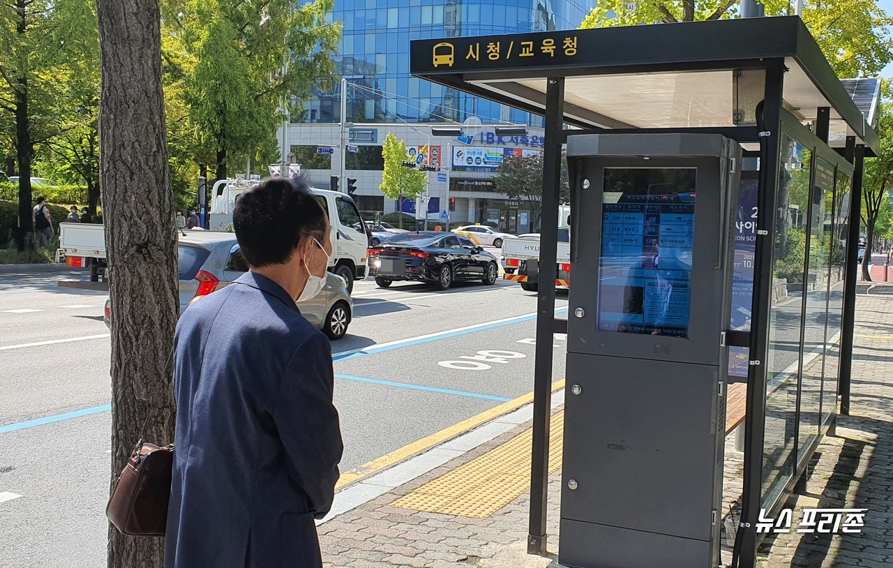 대전 시내버스가 14년 만에 파업을 시작한 30일 오후 대전시교육청 앞 버스정거장에 시민이 불안한 표정으로 버스시간표를 계속해서 들여다 보고 있다.(사진=이현식 기자)