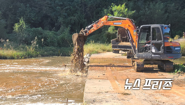 ​​산청군 (지방하천) 생초천 3.5km 상류 오부흑돼지 영농조합 축사에서 약55 톤 가량의 분뇨가 밤새 흘러내려 중장비 동원해 긴급 차단 작업 하고있자 =뉴스프리존