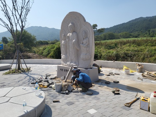 충남 예산군 삽교읍 목리 인근 내포신도시 테마광장에 ‘서산 용현리 마애여래삼존상(국보 제84호) 조형물이 세워졌다.(사진=서산시청)