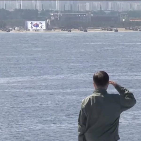 문재인 대통령이 1일 경북 포항 영일만 해상 마라도함에서 열린 제73주년 국군의 날 기념식에서 경례하고 있다. 연합뉴스