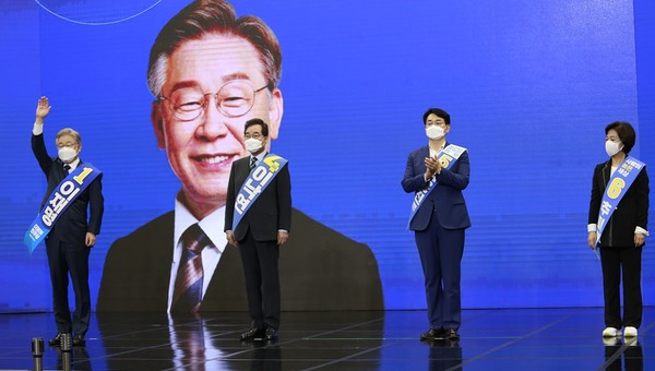 부산울산경남 민주당 대선후보 경선에서 1위를 차지한 이재명 후보가 지지자를 향해 손을 흔들고 있다. 뉴스프리존