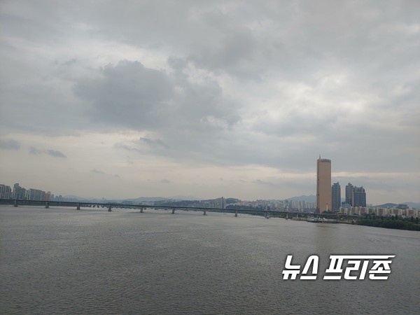 서울 여의도모습, 종일 뿌연 하늘