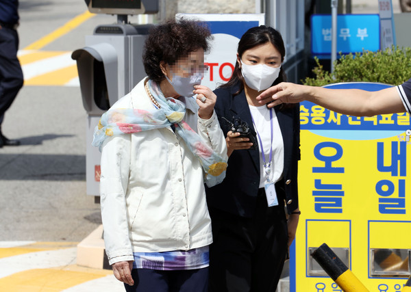 요양병원 불법 개설과 요양급여 부정 수급 혐의로 1심에서 실형을 선고받고 구속됐던 윤석열 전 검찰총장의 장모 최모 씨가 지난 9일 오후 보석으로 석방돼 서울구치소를 나서고 있다.