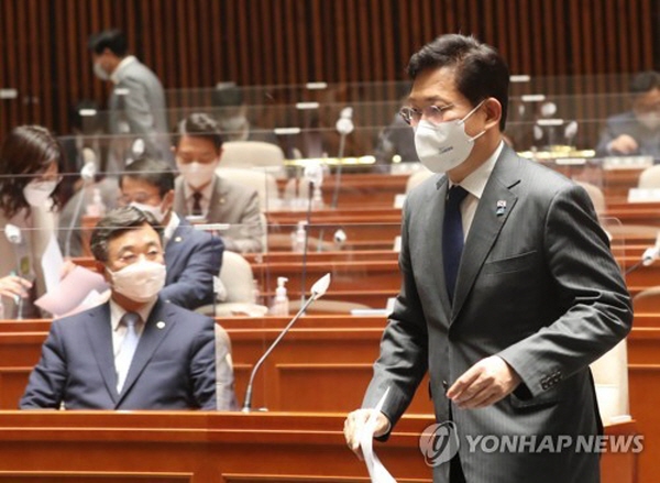 더불어민주당 대선후보로 사실상 확정된 이재명 경기지사를 향해 언론과 야당에서 총공세를 퍼붓고 있다. 국민의힘에선 내부 갈등이 있어도 이재명 지사를 향해서만큼은 언론의 힘을 빌어 '필사적'으로 덤비는 것과는 달리 민주당의 태도는 나이브해 보인다. 사진=연합뉴스