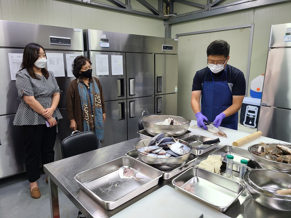 충남도 수산자원연구소 수산물안전성센터는 5일 센터에서 ‘도민참여 수산물 안전성조사 프로그램’을 처음으로 선보였다.(사진=충남도청)