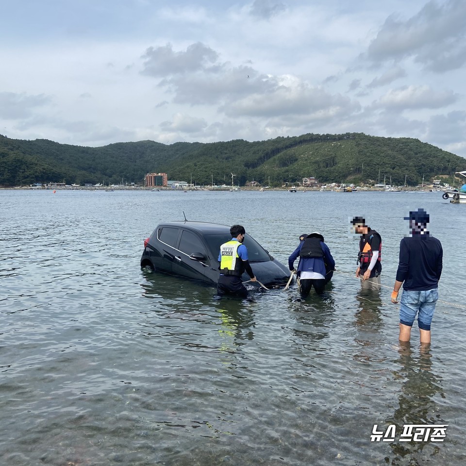 오천항 차량 침수 장면.(사진=보령해양경찰서)