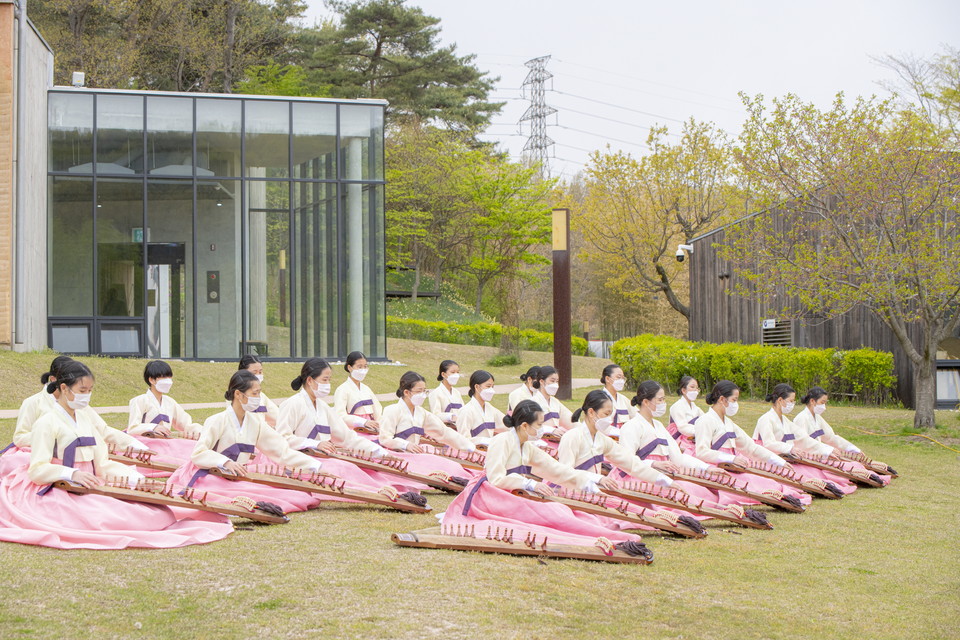 홍성여중 학생들이 1학생 1전통악기 교육의 일환으로 진행되는 가야금 동아리 활동을 하고 있다.(사진=충남교육청)