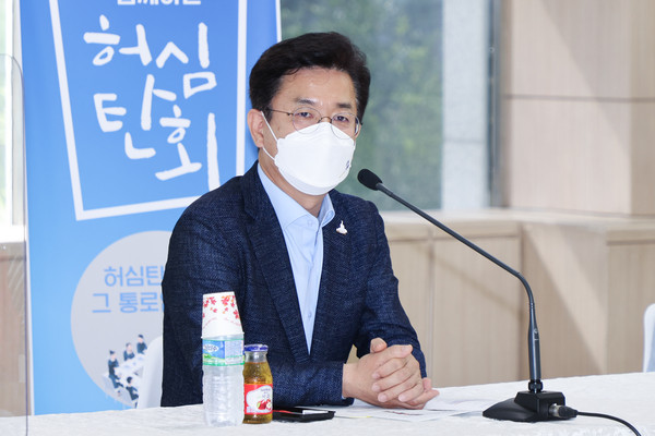 6일 오전 월평동 화상경마장 2층에서 허태정 대전시장이 지역주민들과 ‘허심탄회’를 통해 현장의 소리를 경청하고 있다.(사진=대전시)