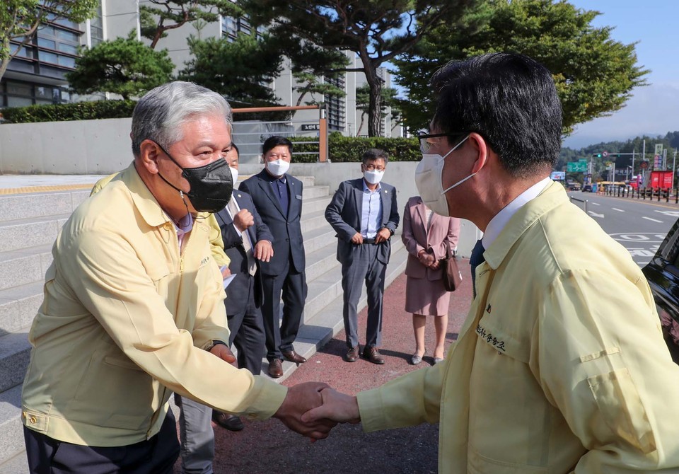 양승조 충남지사가 문정우 금산군수를 만났다.(사진=충남도청)