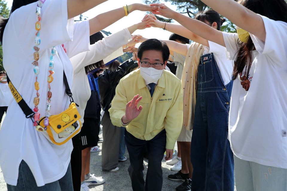 양승조 충남도지사는 6일 민선7기 4년차 시군 방문 일정으로 금산군 소재 대안학교인 간디고등학교를 찾아 청년과의 대화 시간을 가졌다.(사진=충남도청)