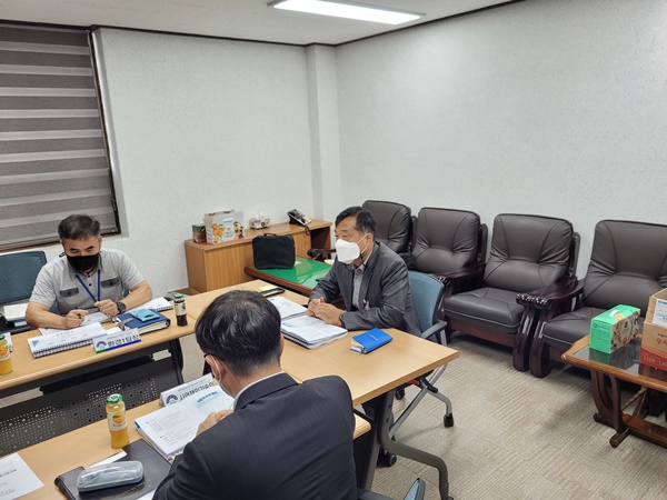 양평군(군수 정동균)은 지난 6일 환경사업소 3층 회의실에서 용문 공공하수처리시설 등 16개 처리시설에 대한 기술진단 중간보고회를 개최했다고 7일 밝혔다. 사진제공=양평군청