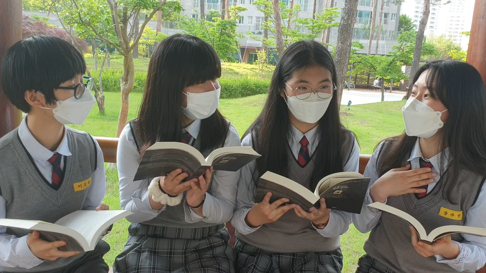 대전도안중학교 책쓰기 동아리 ‘지음지기’ 학생 저자들 모습.(사진=대전시교육청)