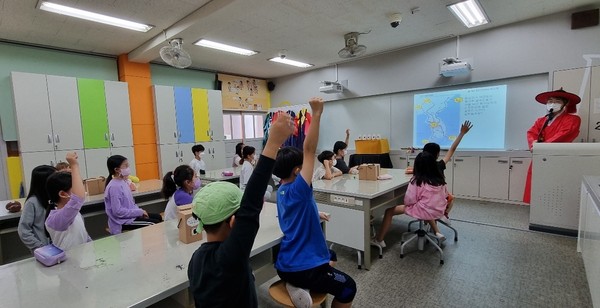 대구 수성구(구청장 김대권)는 9월 27일 대구 동산초등학교에서 4학년 학생들을 대상으로 ‘법이산 봉수대 역사융합수업’을 진행했다./ⓒ수성구청