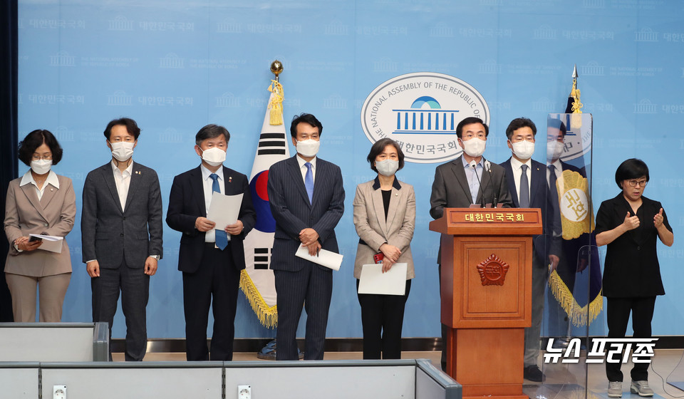 국회 교육위원회 소속 더불어민주당과 열린민주당 의원들이 7일 국회 소통관에서 공동기자회견을 열고 있다. 왼쪽부터 권인숙 ·이탄희·서동용·안민석·강민정·윤영덕·박찬대 의원. ⓒ연합뉴스