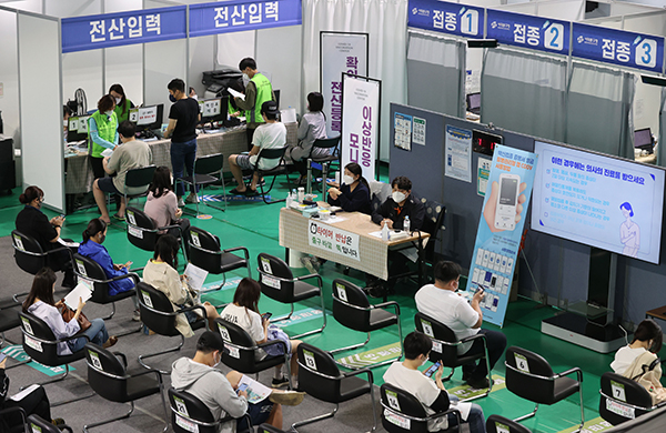 7일 오전 서울 서대문구 북아현문화체육센터에 마련된 신종 코로나바이러스 감염증(코로나19) 백신 예방접종센터를 찾은 시민들이 백신 접종을 한 뒤 대기하고 있다.