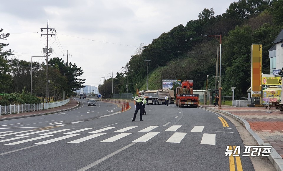 대형화물차 법규위반단속 장면.(사진=서천경찰서)