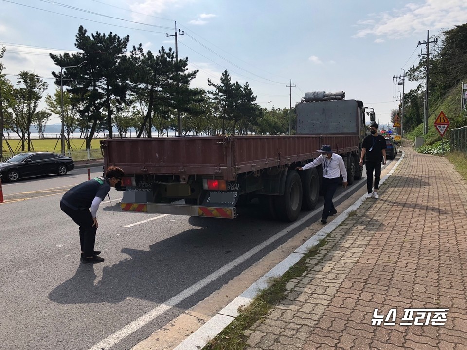 대형화물차 법규위반단속 장면.(사진=서천경찰서)