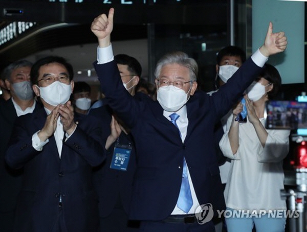 이재명 지사는 자신의 '설계'가 배임이라고 몰아가는 데 대해 "국민의힘 요구대로 민간개발 했으면 성남시 몫 5503억원도 국힘과 토건세력 입에 들어갔을 것이다. 개발이익 70% 환수한 제가 배임이면 민간개발 허가해 주고 1%도 환수 못한 전국의 대다수 인허가권자는 대체 무슨 죄인가"라고 반격했다. 사진=연합뉴스