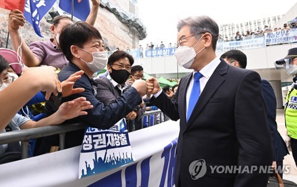 이재명 대선캠프 홍보본부장을 맡고 있는 박상혁 의원은 "조심스럽게 내일까지 해서 (이재명 지사 최종 득표율)57.3% 걸었다. 압도적인 지지로 이재명 후보님이 후보로 결정될 수 있도록 끝까지 최선 다하겠다"고 밝혔다. 이재명 경기지사가 경기도 수원시 영통구 수원컨벤션센터에서 열린 경기 합동연설회를 앞두고 지지자들에게 인사하는 모습. 사진=연합뉴스