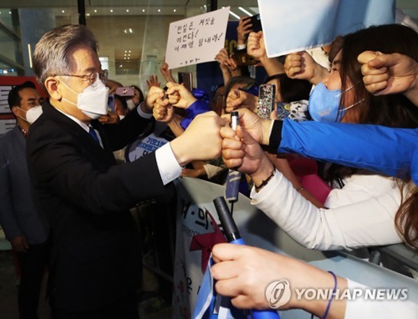 더불어민주당 대선후보 선출을 위한 경기 지역 순회경선에서 이재명 경기지사가 득표율 60%에 육박하는 압승을 거두며, 사실상 민주당 대선후보 자리를 결정지었다. 결선 투표 없이 10일 저녁 최종후보로 확정될 것으로 보인다. 사진=연합뉴스