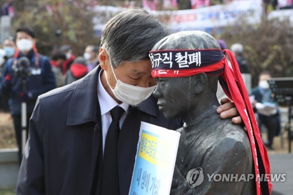 전태일 열사가 세상을 떠난지 50년이 넘게 흘렀지만, 그는 지금도 노동운동의 상징처럼 불리고 있다. 사진은 전태일 열사 동상에 머리를 맞대고 있는 그의 동생 전태삼씨의 모습. 사진=연합뉴스