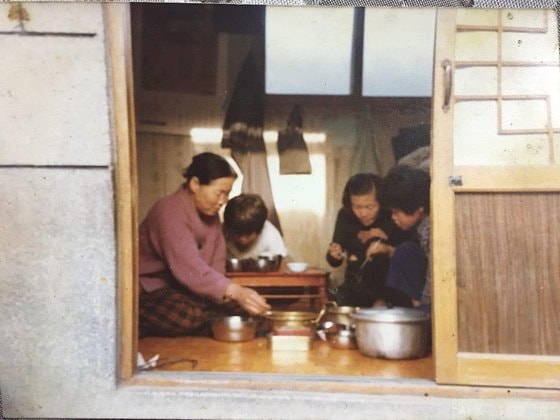 성남 지하 셋방에서 처음으로 지상으로 옮기면서 모친과 함께 식구들이 모여 식사하는 모습