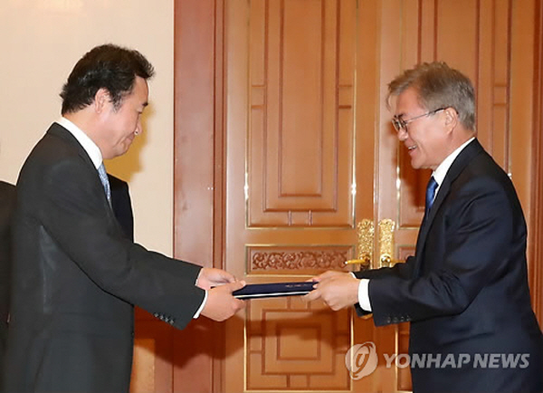 이낙연 전 대표는 문재인 정부의 초대 국무총리로 지명되면서, 문 대통령의 후광을 받아 오랜 기간 부동의 '대선후보 1위' 자리를 지켰다. 그러나 이낙연 전 대표는 총리로 지명되기 전까지 4선 국회의원과 전남지사를 지냈지만, 당시 그의 전국적 인지도는 낮은 편이었고 내세울만한 업적도 거의 찾아볼 수 없었다. 그만큼 이낙연 전 대표는 문재인 정부 최대 수혜자가 분명했다. 사진=연합뉴스