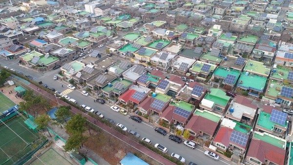 사진은 지난해 설치된 창원시 진해구 이동 주택단지 태양광 시설 경남도