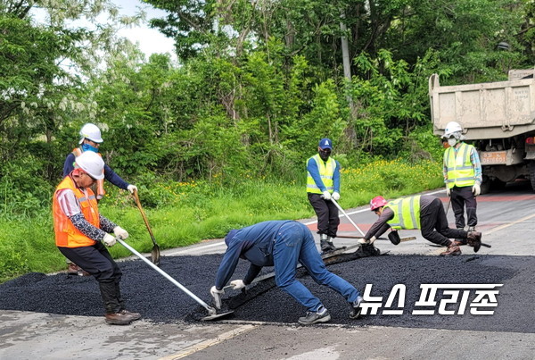 김해시, 표준규격 거푸집 이용 과속방지턱 시공 모습김해시