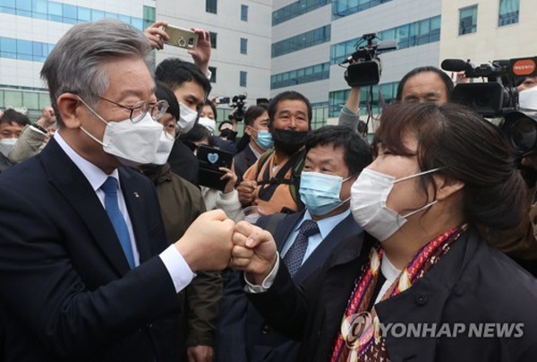 이재명 지사는 지난 2018년 경기지사 선거에 출마하면서 특정 세력의 각종 '음해'에 시달리며 이미지에 심각한 타격을 입었다. 그는 또 선거법 위반 혐의로 기소돼 정치생명이 끊길 뻔했으나, 가까스로 대법원에서 기사회생하는 우여곡절을 겪기도 했다. 지난해 10월 파기환송심에서 최종 무죄가 확정됐다. 사진=연합뉴스