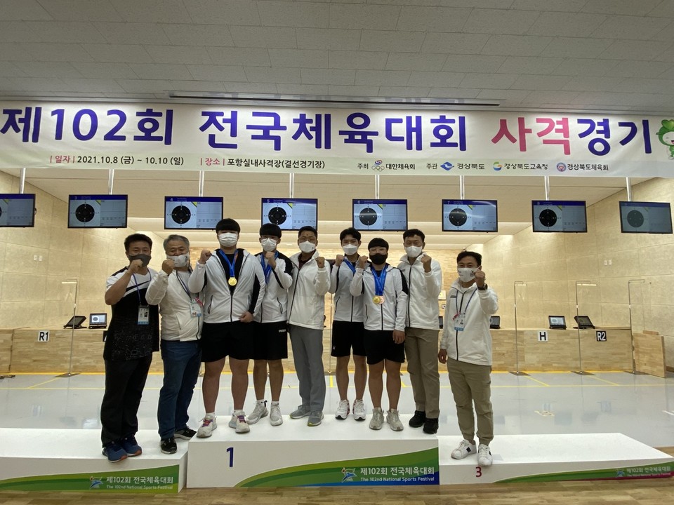 대전대신고등학교 사격부가 경북 포항에서 열린 제102회 전국체전 남자 고등부 공기권총 종목에서 금·은·동메달을 전부 차지하는 쾌거를 이뤘다.(사진=대전시교육청)