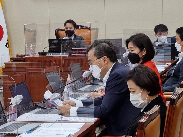 홍석준 의원(국민의힘, 대구 달서구갑)이  과학기술방송정보통신위원회 국정감사에서 질의를 하고 있다.