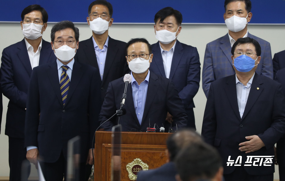 더불어민주당 이낙연 대선경선 후보 필연캠프 홍영표 선대위원장이 지난 9월 23일 오전 경남 창원시 의창구 경남도의회에서 열린 '이낙연 후보 경남 정책공약 발표회'에서 발언하고 있다. ⓒ연합뉴스