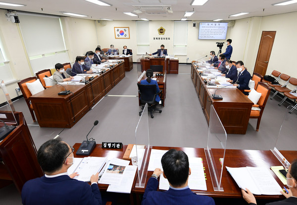 조선산업 지원 건의안 채택하는 경남도의회 경제환경위원회 경남도의회