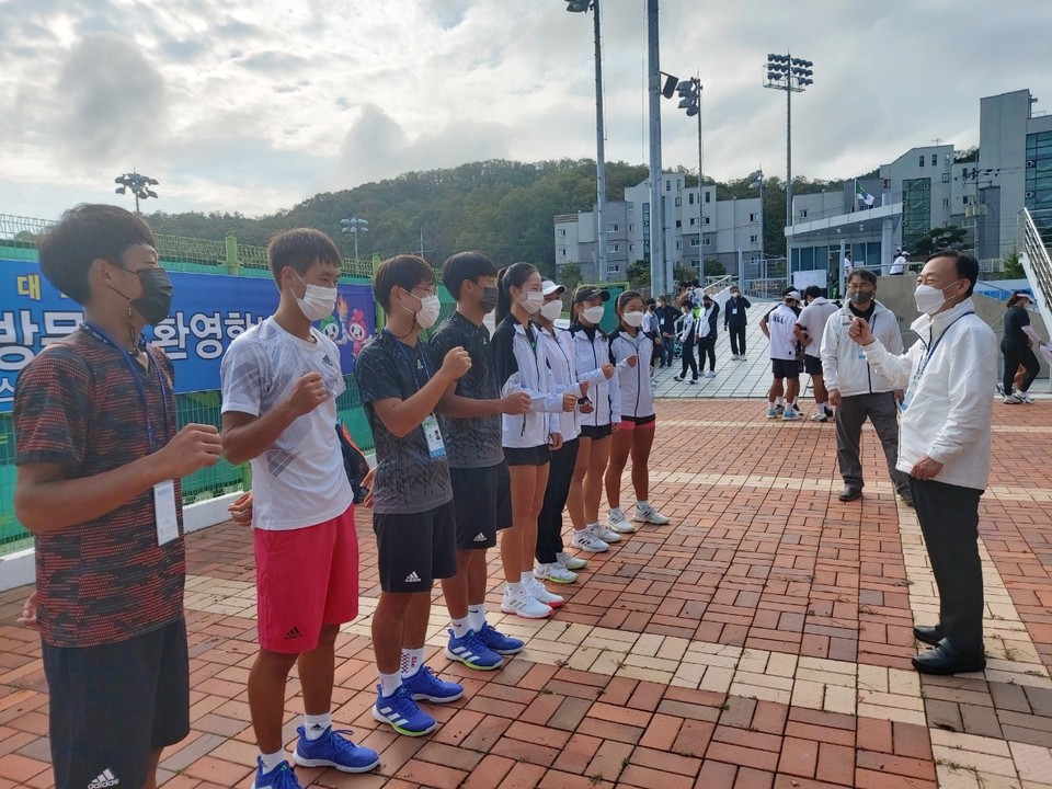 설동호 대전시교육감(오른쪽)이 제102회 전국체육대회에서 선수들을 격려하고 있다.(사진=대전시교육청)